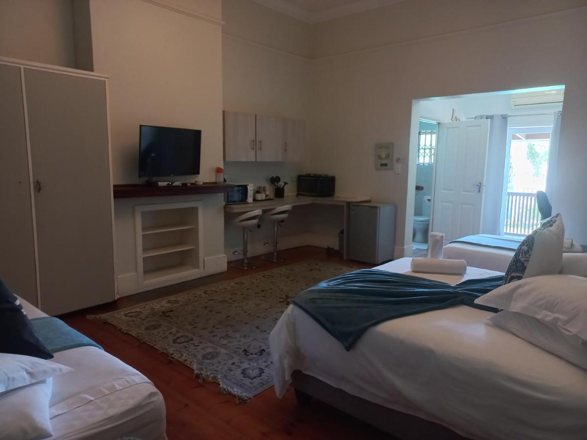 Dreamers Guesthouse - No Loadshedding King William's Town Exterior photo
